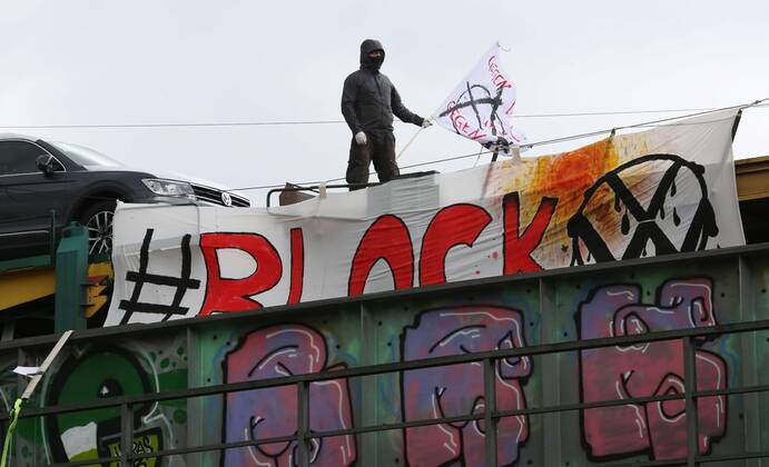 Fallersleben Niedersachsen Protestaktion, Demo, Demonstration von Aktivisten der Verkehrswende auf der Eisenbahnbrücke an der Tappenbecker Landstraße über den Mittellandkanal, Bild zeigt: Eisenbahnbrücke mit Plakaten