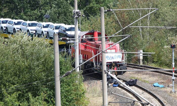 Fallersleben Niedersachsen Protestaktion, Demo, Demonstration von Aktivisten der Verkehrswende auf der Eisenbahnbrücke an der Tappenbecker Landstraße über den Mittellandkanal, Bild zeigt: Aktivisten haben sich vor dem Zug an die Gleise gekettet