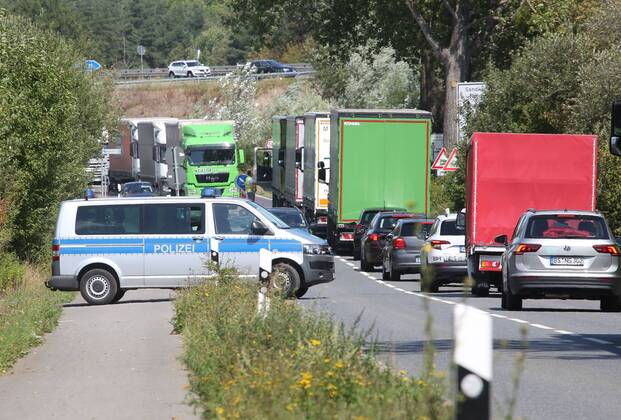 Fallersleben Niedersachsen Protestaktion, Demo, Demonstration von Aktivisten der Verkehrswende auf der Eisenbahnbrücke an der Tappenbecker Landstraße über den Mittellandkanal, Bild zeigt: Verkehrschaos Stau