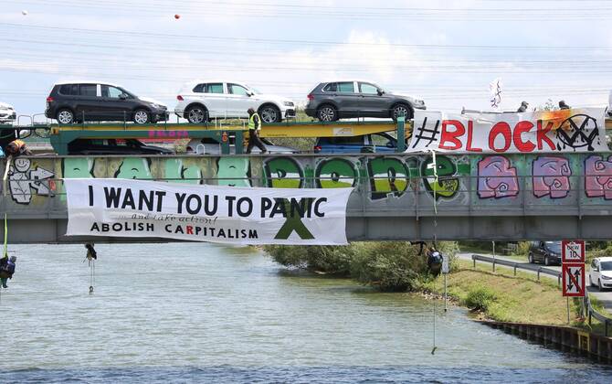 Fallersleben Niedersachsen Protestaktion, Demo, Demonstration von Aktivisten der Verkehrswende auf der Eisenbahnbrücke an der Tappenbecker Landstraße über den Mittellandkanal, Bild zeigt: Eisenbahnbrücke mit Plakaten