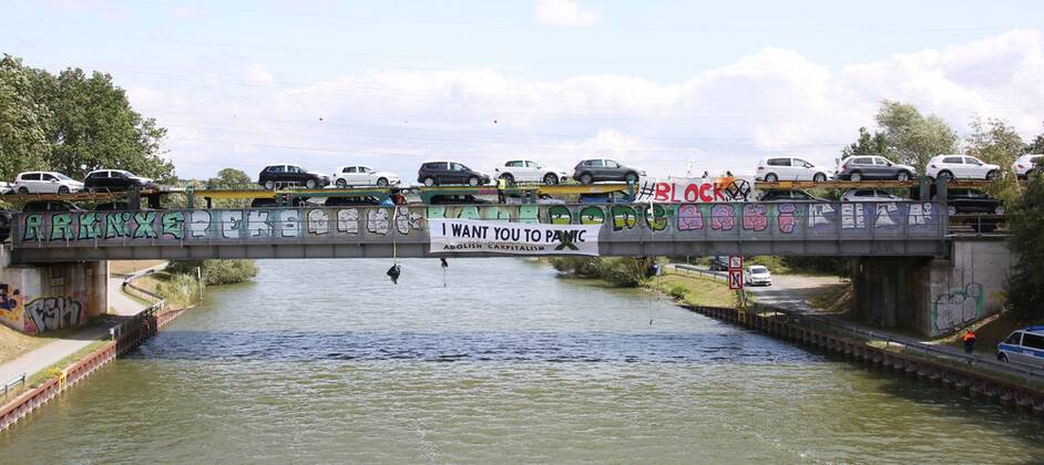 Fallersleben Niedersachsen Protestaktion, Demo, Demonstration von Aktivisten der Verkehrswende auf der Eisenbahnbrücke an der Tappenbecker Landstraße über den Mittellandkanal, Bild zeigt: Eisenbahnbrücke mit Plakaten