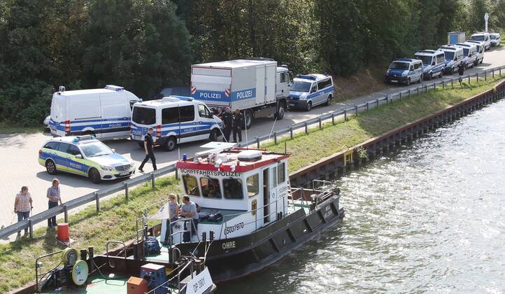 Fallersleben Niedersachsen Protestaktion, Demo, Demonstration von Aktivisten der Verkehrswende auf der Eisenbahnbrücke an der Tappenbecker Landstraße über den Mittellandkanal, Bild zeigt: Übersicht Einsatzfahrzeuge