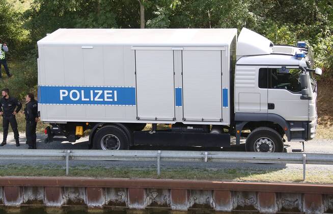 Fallersleben Niedersachsen Protestaktion, Demo, Demonstration von Aktivisten der Verkehrswende auf der Eisenbahnbrücke an der Tappenbecker Landstraße über den Mittellandkanal, Bild zeigt: Übersicht