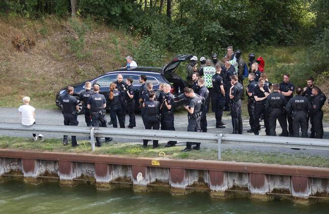Fallersleben Niedersachsen Protestaktion, Demo, Demonstration von Aktivisten der Verkehrswende auf der Eisenbahnbrücke an der Tappenbecker Landstraße über den Mittellandkanal, Bild zeigt: Übersicht