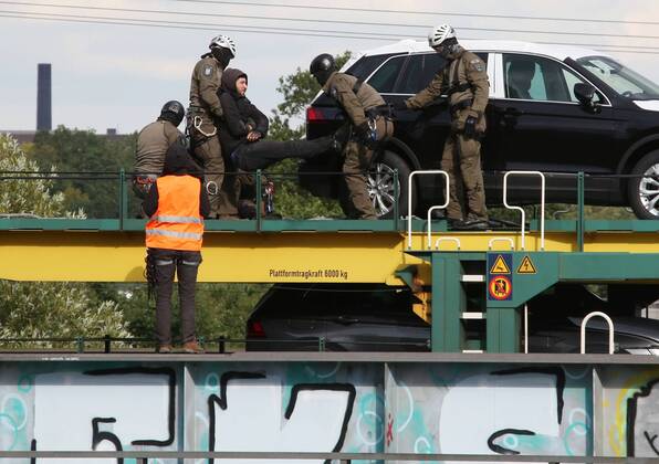 Fallersleben Niedersachsen Protestaktion, Demo, Demonstration von Aktivisten der Verkehrswende auf der Eisenbahnbrücke an der Tappenbecker Landstraße über den Mittellandkanal, Bild zeigt: Polizei nimmt die Demonstarten fest