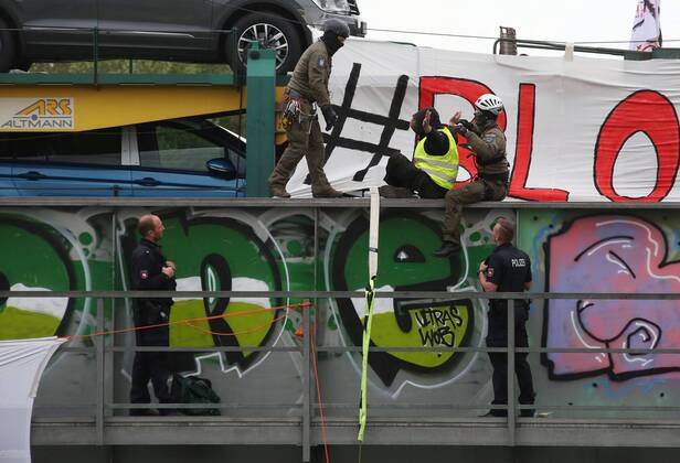 Fallersleben Niedersachsen Protestaktion, Demo, Demonstration von Aktivisten der Verkehrswende auf der Eisenbahnbrücke an der Tappenbecker Landstraße über den Mittellandkanal, Bild zeigt: Polizei nimmt die Demonstarten fest