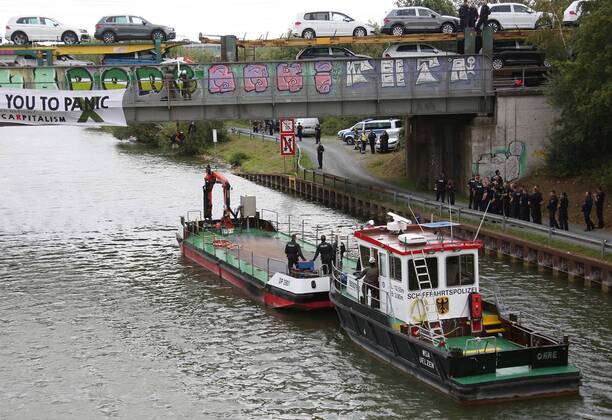 Fallersleben Niedersachsen Protestaktion, Demo, Demonstration von Aktivisten der Verkehrswende auf der Eisenbahnbrücke an der Tappenbecker Landstraße über den Mittellandkanal, Bild zeigt: Polizei nimmt die Demonstarten fest