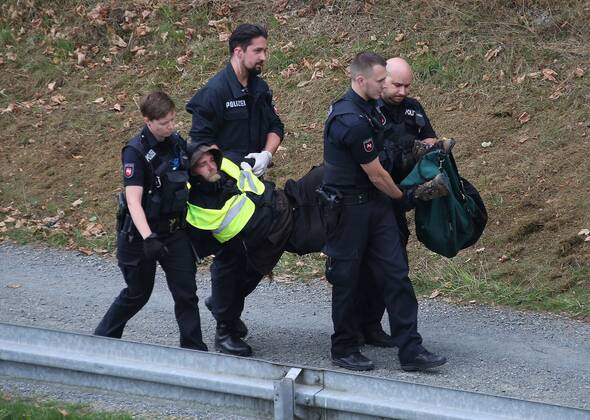 Fallersleben Niedersachsen Protestaktion, Demo, Demonstration von Aktivisten der Verkehrswende auf der Eisenbahnbrücke an der Tappenbecker Landstraße über den Mittellandkanal, Bild zeigt: Polizei nimmt die Demonstarten fest