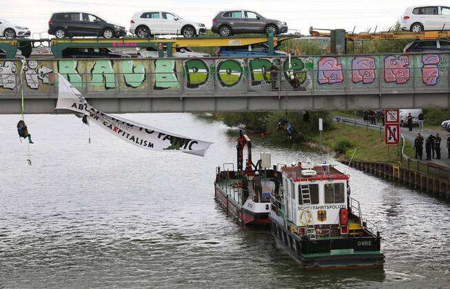Fallersleben Niedersachsen Protestaktion, Demo, Demonstration von Aktivisten der Verkehrswende auf der Eisenbahnbrücke an der Tappenbecker Landstraße über den Mittellandkanal, Bild zeigt: Polizei nimmt die Demonstarten fest