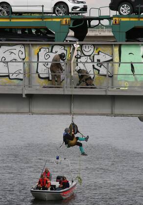 Fallersleben Niedersachsen Protestaktion, Demo, Demonstration von Aktivisten der Verkehrswende auf der Eisenbahnbrücke an der Tappenbecker Landstraße über den Mittellandkanal, Bild zeigt: Polizei nimmt die Demonstarten fest