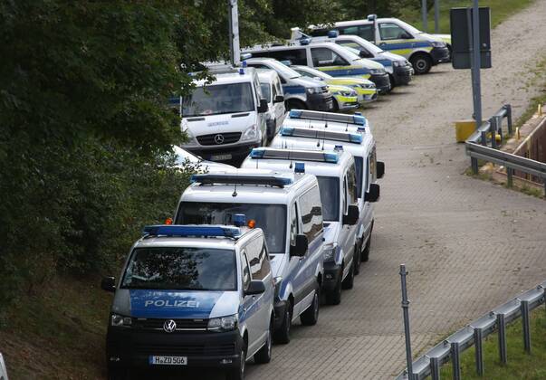 Fallersleben Niedersachsen Protestaktion, Demo, Demonstration von Aktivisten der Verkehrswende auf der Eisenbahnbrücke an der Tappenbecker Landstraße über den Mittellandkanal, Bild zeigt: Übersicht Einsatzfahrzeuge