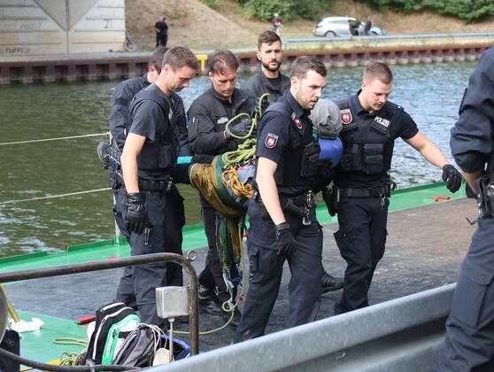 Fallersleben Niedersachsen Protestaktion, Demo, Demonstration von Aktivisten der Verkehrswende auf der Eisenbahnbrücke an der Tappenbecker Landstraße über den Mittellandkanal, Bild zeigt: Polizei nimmt die Demonstarten fest