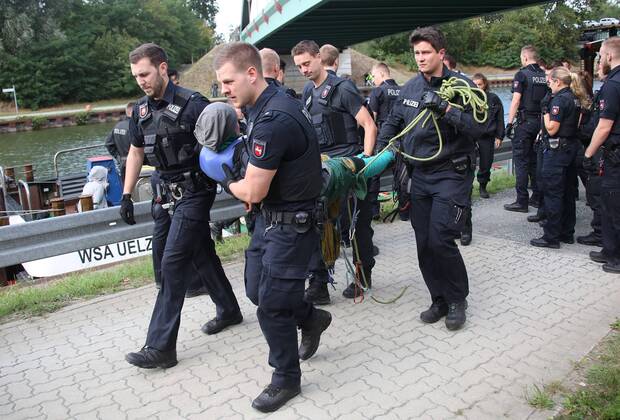 Fallersleben Niedersachsen Protestaktion, Demo, Demonstration von Aktivisten der Verkehrswende auf der Eisenbahnbrücke an der Tappenbecker Landstraße über den Mittellandkanal, Bild zeigt: Polizei nimmt die Demonstarten fest