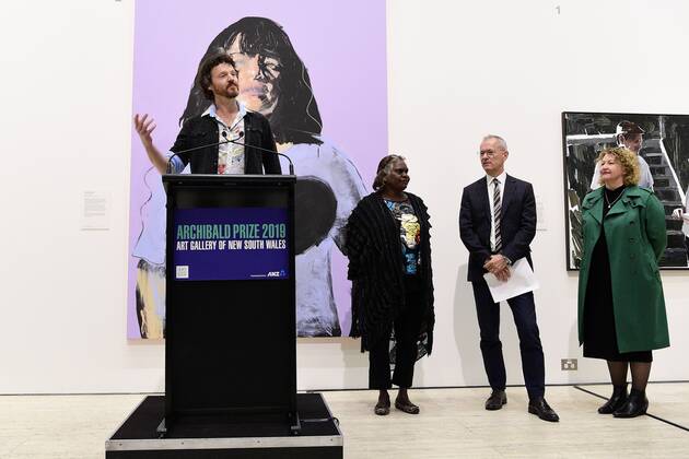 ARCHIBALD PEOPLE?S CHOICE AWARD, (L-R) Artist David Darcy, Aboriginal Elder Daisy Tjuparntarri Ward, Director of the Art Gallery of NSW Michael Brand and ANZ Managing Director, Loans and Specialised Finance, Christina Tonkin are seen during the announcement of the 2019 Archibald People s Choice award winner at the Art Gallery of NSW in Sydney, Wednesday, August 14, 2019. David Darcy s portrait of Daisy, Tjuparntarri - Women s Business , has won the 2019 Archibald People s Choice award. ( NO ARCHIVING, EDITORIAL USE ONLY, NO USE IN BOOKS WITHOUT CONSENT SYDNEY NSW AUSTRALIA Copyright: xBIANCAxDExMARCHIx 20190814001413268496