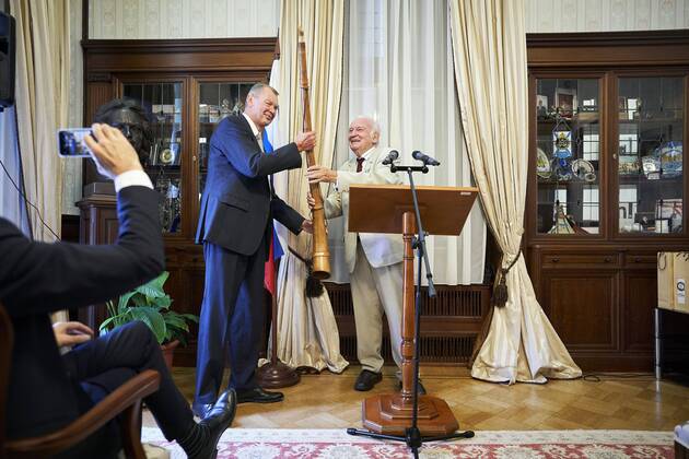 The Hague - Netherlands - 15 August 2019 - Ab Gietelink (92) receives a distinction from Russian ambassador Aleksander Shoelgin. He owes this honor because he wrote a letter to Russian President Putin. Albert is concerned about a number of important issues, including the relations between the West and Russia. Photo: Phil Nijhuis Hollandse Hoogte  Copyright: xHollandsexHoogtex xPhilxNijhuisx x200989173x