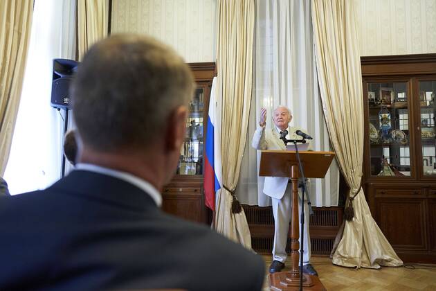 The Hague - Netherlands - 15 August 2019 - Ab Gietelink (92) receives a distinction from Russian ambassador Aleksander Shoelgin. He owes this honor because he wrote a letter to Russian President Putin. Albert is concerned about a number of important issues, including the relations between the West and Russia. Photo: Phil Nijhuis Hollandse Hoogte  Copyright: xHollandsexHoogtex xPhilxNijhuisx x200989176x