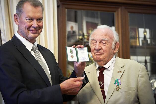 The Hague - Netherlands - 15 August 2019 - Ab Gietelink (92) receives a distinction from Russian ambassador Aleksander Shoelgin. He owes this honor because he wrote a letter to Russian President Putin. Albert is concerned about a number of important issues, including the relations between the West and Russia. Photo: Phil Nijhuis Hollandse Hoogte  Copyright: xHollandsexHoogtex xPhilxNijhuisx x200989178x