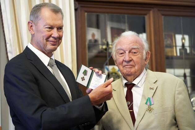 The Hague - Netherlands - 15 August 2019 - Ab Gietelink (92) receives a distinction from Russian ambassador Aleksander Shoelgin. He owes this honor because he wrote a letter to Russian President Putin. Albert is concerned about a number of important issues, including the relations between the West and Russia. Photo: Phil Nijhuis Hollandse Hoogte  Copyright: xHollandsexHoogtex xPhilxNijhuisx x200989179x