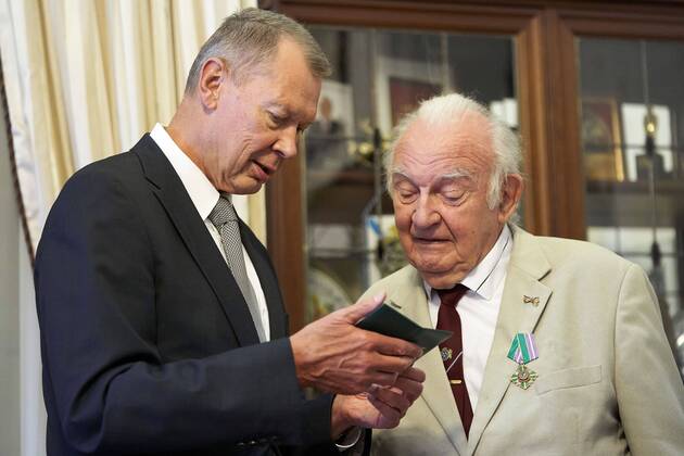 The Hague - Netherlands - 15 August 2019 - Ab Gietelink (92) receives a distinction from Russian ambassador Aleksander Shoelgin. He owes this honor because he wrote a letter to Russian President Putin. Albert is concerned about a number of important issues, including the relations between the West and Russia. Photo: Phil Nijhuis Hollandse Hoogte  Copyright: xHollandsexHoogtex xPhilxNijhuisx x200989181x