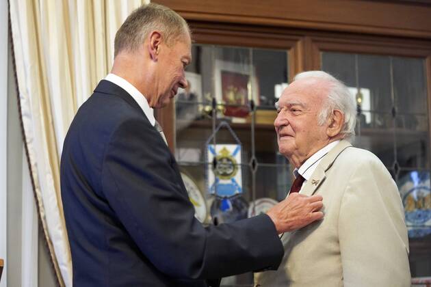 The Hague - Netherlands - 15 August 2019 - Ab Gietelink (92) receives a distinction from Russian ambassador Aleksander Shoelgin. He owes this honor because he wrote a letter to Russian President Putin. Albert is concerned about a number of important issues, including the relations between the West and Russia. Photo: Phil Nijhuis Hollandse Hoogte  Copyright: xHollandsexHoogtex xPhilxNijhuisx x200989187x