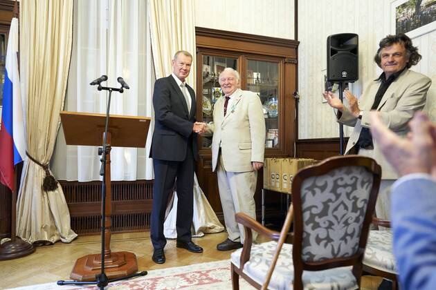 The Hague - Netherlands - 15 August 2019 - Ab Gietelink (92) receives a distinction from Russian ambassador Aleksander Shoelgin. He owes this honor because he wrote a letter to Russian President Putin. Albert is concerned about a number of important issues, including the relations between the West and Russia. Photo: Phil Nijhuis Hollandse Hoogte  Copyright: xHollandsexHoogtex xPhilxNijhuisx x200989189x