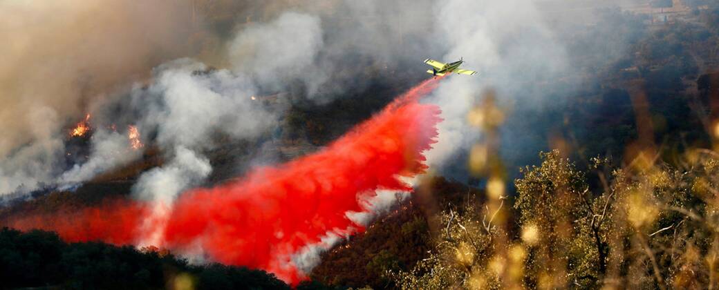 IMAGO Nature: Unsere Erde, Klimawandel, Waldbrände News Themen der Woche KW33 News Bilder des Tages A firefighter plane drops a load of water during a forest fire in El Madrono, Sevilla Andalucia, southern Spain, 15 August 2019. Forest fire in El Madrono (Sevilla) !ACHTUNG: NUR REDAKTIONELLE NUTZUNG!  Copyright: xJoséxManuelxVidalx GRAF6646 20190815-637015017827915149