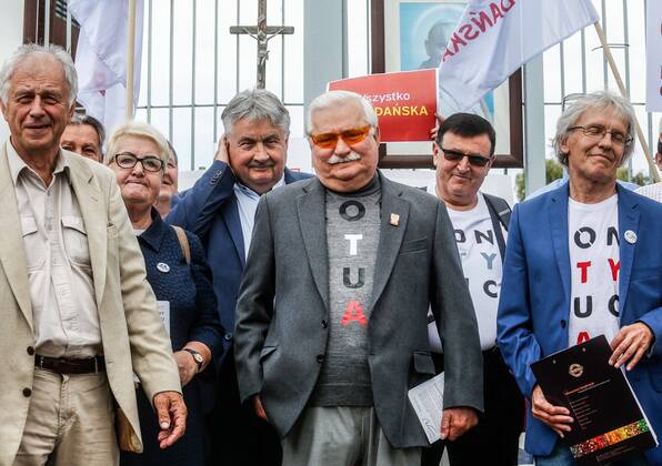 News Themen der Woche KW33 News Bilder des Tages Lech Walesa signs the Pomeranian Declaration on the Defense of Democracy in Gdansk Lech Walesa signs the Pomeranian Declaration on the Defense of Democracy on August 16, 2019 at the historical Gate 2 of Gdansk Shipyard, Poland. EN_01389887_0001 