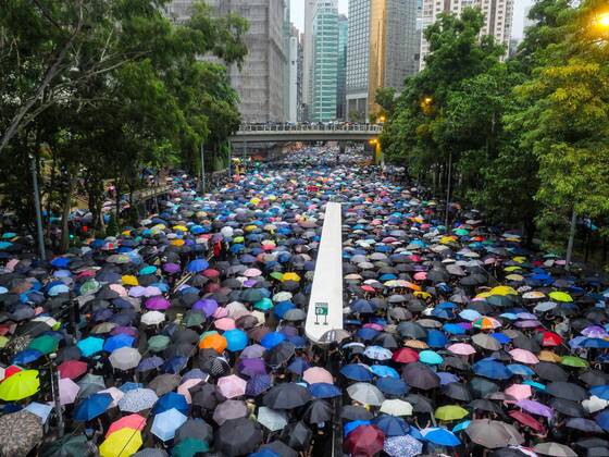 News Themen der Woche KW33 News Bilder des Tages A massive crowd of protesters under umbrellas leave an anti-government rally in Hong Kong s Victoria Park on August 18, 2019. Organizers estimated 1.7 million people turned out for the demonstration.  HON2019081812 THOMASxMARESCA