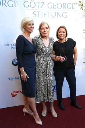 Vergabe GOETZ GEORGE PREIS 2019 Preisträgerin Margit Carstensen zusammen mit Marike George (links) und Tanja George am Roten Teppich zur Verleihung vom GOETZ GEORGE PREIS am 19. August 2018 in der Astor Film Lounge. Der dotierte Preis soll an dieses Lebenswerk von Goetz George erinnern. Berlin Charlottenburg Berlin Deutschland