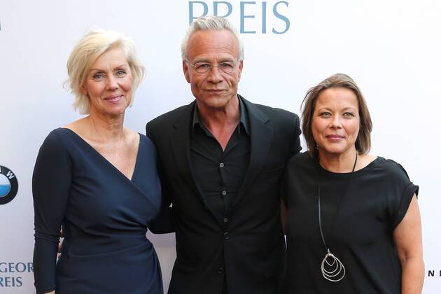 Vergabe GOETZ GEORGE PREIS 2019 Marika George, Klaus Behrendt und Tanja George am Roten Teppich zur Verleihung vom GOETZ GEORGE PREIS am 19. August 2018 in der Astor Film Lounge. Der dotierte Preis soll an dieses Lebenswerk von Goetz George erinnern. Berlin Charlottenburg Berlin Deutschland
