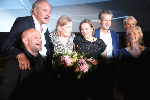 Vergabe GOETZ GEORGE PREIS 2019 Preisträgerin Margit Carstensen (2.v.r.) mit Juergen Vogel, Marika George, Leander Haußmann, Tanja George und Ulrich Matthes (v.l.). auf der Verleihung vom GOETZ GEORGE PREIS am 19. August 2018 in der Astor Film Lounge. Der dotierte Preis soll an dieses Lebenswerk von Goetz George erinnern. Berlin Charlottenburg Berlin Deutschland