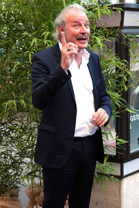 Vergabe GOETZ GEORGE PREIS 2019 Leander Haussmann am Roten Teppich zur Verleihung vom GOETZ GEORGE PREIS am 19. August 2018 in der Astor Film Lounge. Der dotierte Preis soll an dieses Lebenswerk von Goetz George erinnern. Berlin Charlottenburg Berlin Deutschland