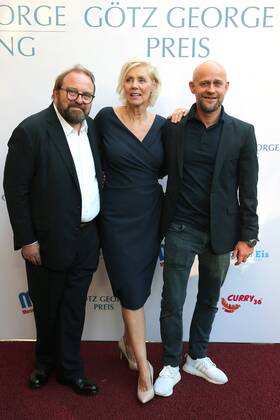 Vergabe GOETZ GEORGE PREIS 2019 Gustav Peter Woehler, Marika George und Juergen Vogel am Roten Teppich zur Verleihung vom GOETZ GEORGE PREIS am 19. August 2018 in der Astor Film Lounge. Der dotierte Preis soll an dieses Lebenswerk von Goetz George erinnern. Berlin Charlottenburg Berlin Deutschland