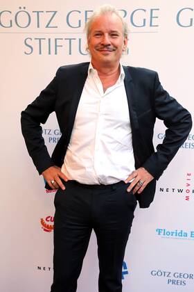 Vergabe GOETZ GEORGE PREIS 2019 Leander Haussmann am Roten Teppich zur Verleihung vom GOETZ GEORGE PREIS am 19. August 2018 in der Astor Film Lounge. Der dotierte Preis soll an dieses Lebenswerk von Goetz George erinnern. Berlin Charlottenburg Berlin Deutschland