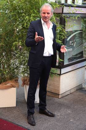 Vergabe GOETZ GEORGE PREIS 2019 Leander Haussmann am Roten Teppich zur Verleihung vom GOETZ GEORGE PREIS am 19. August 2018 in der Astor Film Lounge. Der dotierte Preis soll an dieses Lebenswerk von Goetz George erinnern. Berlin Charlottenburg Berlin Deutschland