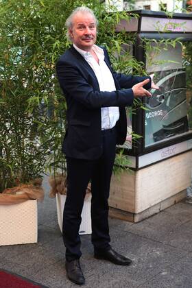 Vergabe GOETZ GEORGE PREIS 2019 Leander Haussmann am Roten Teppich zur Verleihung vom GOETZ GEORGE PREIS am 19. August 2018 in der Astor Film Lounge. Der dotierte Preis soll an dieses Lebenswerk von Goetz George erinnern. Berlin Charlottenburg Berlin Deutschland