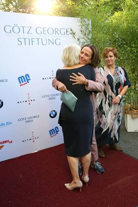 Vergabe GOETZ GEORGE PREIS 2019 Marika George, Claudia Michelsen und Muriel Baumeister am Roten Teppich zur Verleihung vom GOETZ GEORGE PREIS am 19. August 2018 in der Astor Film Lounge. Der dotierte Preis soll an dieses Lebenswerk von Goetz George erinnern. Berlin Charlottenburg Berlin Deutschland