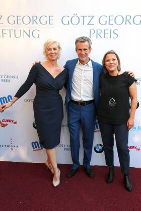 Vergabe GOETZ GEORGE PREIS 2019 Marike George, Ulrich Matthes und Tanja George am Roten Teppich zur Verleihung vom GOETZ GEORGE PREIS am 19. August 2018 in der Astor Film Lounge. Der dotierte Preis soll an dieses Lebenswerk von Goetz George erinnern. Berlin Charlottenburg Berlin Deutschland