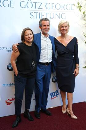Vergabe GOETZ GEORGE PREIS 2019 Tanja George, Ulrich Matthes und Marika George am Roten Teppich zur Verleihung vom GOETZ GEORGE PREIS am 19. August 2018 in der Astor Film Lounge. Der dotierte Preis soll an dieses Lebenswerk von Goetz George erinnern. Berlin Charlottenburg Berlin Deutschland