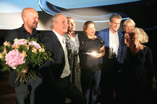 Vergabe GOETZ GEORGE PREIS 2019 Preisträgerin Margit Carstensen (2.v.r.) mit Juergen Vogel, Marika George, Leander Haußmann, Tanja George und Ulrich Matthes (v.l.). auf der Verleihung vom GOETZ GEORGE PREIS am 19. August 2018 in der Astor Film Lounge. Der dotierte Preis soll an dieses Lebenswerk von Goetz George erinnern. Berlin Charlottenburg Berlin Deutschland