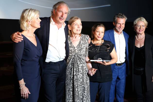 Vergabe GOETZ GEORGE PREIS 2019 Preisträgerin Margit Carstensen (2.v.r.) mit Marika George, Leander Haußmann und Tanja George und Ulrich Matthes (v.l.). auf der Verleihung vom GOETZ GEORGE PREIS am 19. August 2018 in der Astor Film Lounge. Der dotierte Preis soll an dieses Lebenswerk von Goetz George erinnern. Berlin Charlottenburg Berlin Deutschland