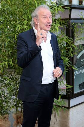 Vergabe GOETZ GEORGE PREIS 2019 Leander Haussmann am Roten Teppich zur Verleihung vom GOETZ GEORGE PREIS am 19. August 2018 in der Astor Film Lounge. Der dotierte Preis soll an dieses Lebenswerk von Goetz George erinnern. Berlin Charlottenburg Berlin Deutschland
