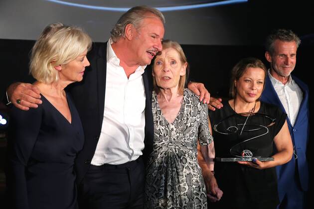 Vergabe GOETZ GEORGE PREIS 2019 Preisträgerin Margit Carstensen (2.v.r.) mit Marika George, Leander Haußmannm, Tanja George und Ulrich Matthes (v.l.). auf der Verleihung vom GOETZ GEORGE PREIS am 19. August 2018 in der Astor Film Lounge. Der dotierte Preis soll an dieses Lebenswerk von Goetz George erinnern. Berlin Charlottenburg Berlin Deutschland
