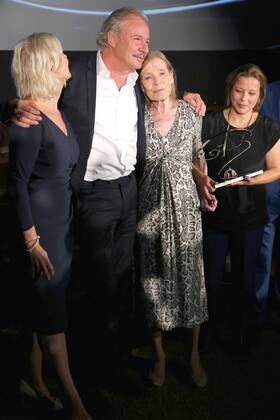Vergabe GOETZ GEORGE PREIS 2019 Preisträgerin Margit Carstensen (2.v.r.) mit Marika George, Leander Haußmannm und Tanja George (v.l.). auf der Verleihung vom GOETZ GEORGE PREIS am 19. August 2018 in der Astor Film Lounge. Der dotierte Preis soll an dieses Lebenswerk von Goetz George erinnern. Berlin Charlottenburg Berlin Deutschland