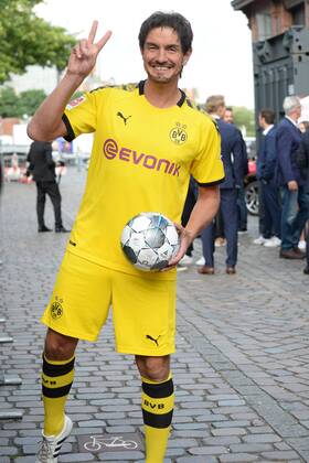 Hamburg, der 19.08.2019 Matze Matthias Knop der Comedian als Mats Hummels verkleidet auf dem Weg zur Verleihung des Sport Bild Awards 2019 in Hamburg. Die feierliche Gala fand im der Fischauktionshalle statt. Prominente Gäste beim Sportbild Award 2019 in Hamburg, Hamburg-St. Pauli Hamburg Deutschland