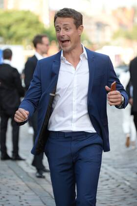 Hamburg, der 19.08.2019 Moderator Alexander Bommes auf dem Weg zur Verleihung des Sport Bild Awards 2019 in Hamburg. Die feierliche Gala fand im der Fischauktionshalle statt. Prominente Gäste beim Sportbild Award 2019 in Hamburg, Hamburg-St. Pauli Hamburg Deutschland