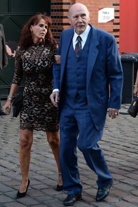 Hamburg, der 19.08.2019 Horst Eckel und seine Tochter Dagmar auf dem Weg zur Verleihung des Sport Bild Awards 2019 in Hamburg. Der Fußballweltmeister von 1954 erhielt die Auszeichnung für sein Lebenswerk. Vor der Tür musste der 54 iger Weltmeister zahlreiche Autogramme schreiben. Die feierliche Gala fand im der Fischauktionshalle statt. Prominente Gäste beim Sportbild Award 2019 in Hamburg, Hamburg-St. Pauli Hamburg Deutschland