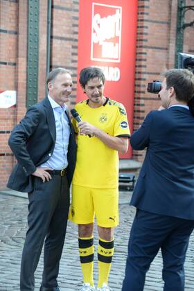 Hamburg, der 19.08.2019 Matze Matthias Knop der Comedian, als Mats Hummels, verkleidet führt ein Interview mit BVB Geschäftsführer Hans-Joachim Watzke vor der Verleihung des Sport Bild Awards 2019 in Hamburg. Die feierliche Gala fand im der Fischauktionshalle statt. Prominente Gäste beim Sportbild Award 2019 in Hamburg, Hamburg-St. Pauli Hamburg Deutschland