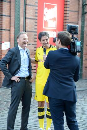 Hamburg, der 19.08.2019 Matze Matthias Knop der Comedian, als Mats Hummels, verkleidet führt ein Interview mit BVB Geschäftsführer Hans-Joachim Watzke vor der Verleihung des Sport Bild Awards 2019 in Hamburg. Die feierliche Gala fand im der Fischauktionshalle statt. Prominente Gäste beim Sportbild Award 2019 in Hamburg, Hamburg-St. Pauli Hamburg Deutschland