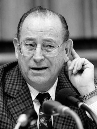 Bundesinnenminister Friedrich ZIMMERMANN , CSU , Dezember 1988 Friedrich ZIMMERMANN , CSU , Minister of the Interior of Germany , December 1988